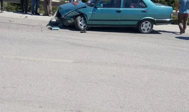 Burdur'da kavşakta iki otomobil çarpıştı: 1 yaralı