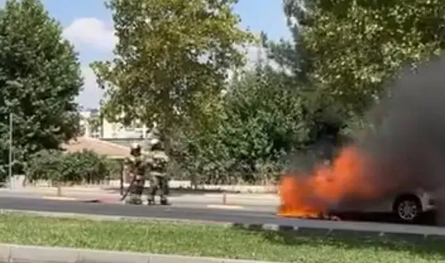 Diyarbakır'da park halindeki otomobil alevlere teslim oldu