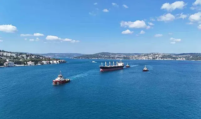 İstanbul Boğazı "MV New Victory" gemisinin geçişi nedeniyle çift yönlü trafiğe kapatıldı