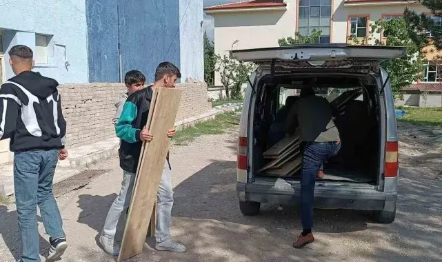 Meslek liseli öğrenciler ortaokul öğrencileri için askılık üretti