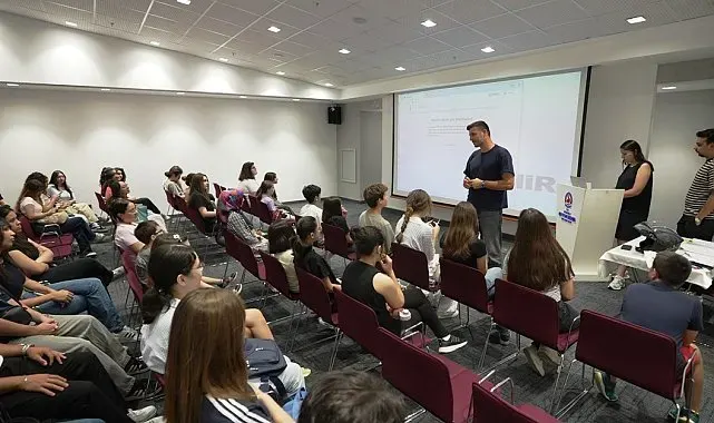 İngilizce Konuşma Kulübü eğitimlerini tamamladı