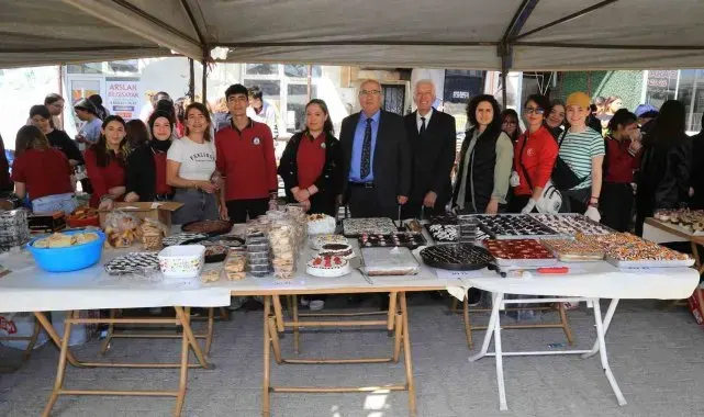 Başkan Arslan gençlerle hayır panayırında buluştu