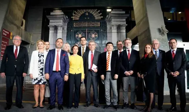 Süheyl Batum listesini divan kuruluna teslim etti