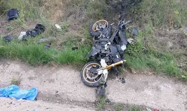 Seyir halindeki otomobile arkadan çarpan motosiklet sürücüsü hayatını kaybetti