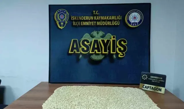 Uyuşturucu dolu çantayı bir araçtan diğerine teslim ederken suçüstü yakalandılar