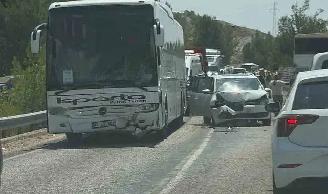 Seydikemer'de yolcu otobüsü ile ticari araç çarpıştı: 5 yaralı