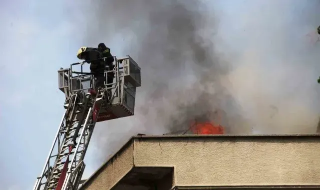 Konya'da apartmanın çatısında yangın paniği