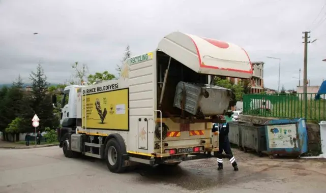 Derince'de çöp konteynerleri dezenfekte ediliyor