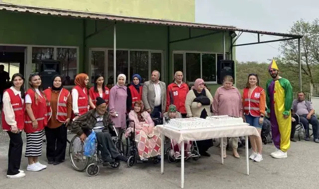 Nisan doğumlu yaşlılara toplu kutlama
