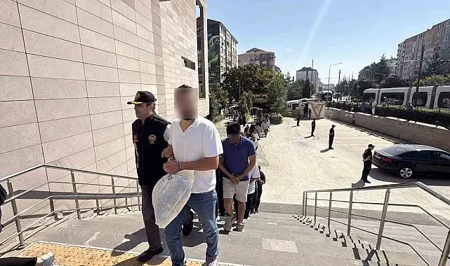 Eskişehir merkezli dev dolandırıcılık operasyonunda yakalanan 90 şüpheli adliyeye sevk edildi