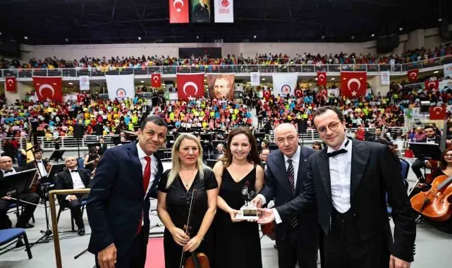 23 Nisan'da bin 600 çocuk CSO ile birlikte sahne aldı