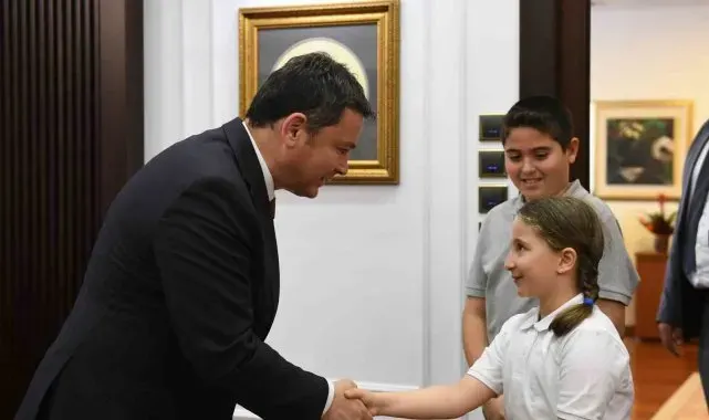 Başkan Aydın koltuğunu çocuklara bıraktı