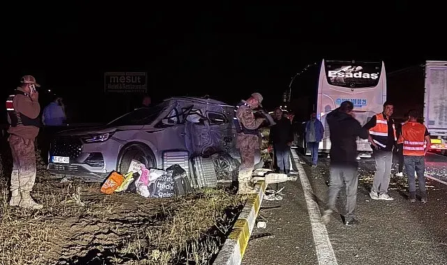 Erzincan'da yolcu otobüsü ile SUV tipi araç çarpıştı: 1'i ağır 7 yaralı