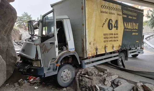 Kontrolden çıkan kamyon duvara çaptı: 1 yaralı