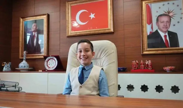 Başkan talimat verdi okulun bankları ve çöp kovaları değişti