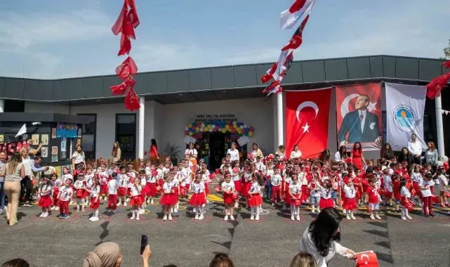 Mersin'de 23 Nisan coşkusu kente yayıldı
