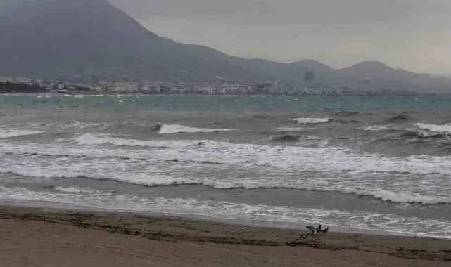 Alanya sahilinde şiddetli rüzgar denizde dalgalar oluşturdu