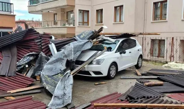Fırtınada uçan çatı, park halindeki otomobillerin üzerine devrildi