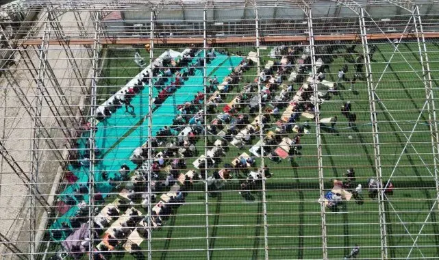 Depremin vurduğu Sulusaray'da halı sahada cuma namazı kılındı