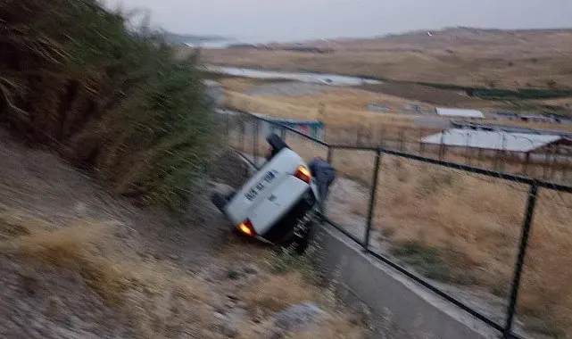 Otomobil şarampole yuvarlandı