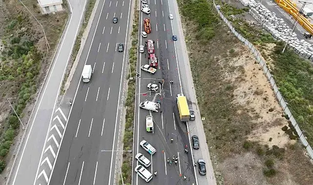 Sarıyer Kuzey Marmara Otoyolu Edirne istikametinde kamyon ile otomobil çarpıştı. Kazada yaralılar olduğu öğrenildi. Olay yerine çok sayıda itfaiye ekibi sevk edildi. Ekiplerin olay yerindeki çalışması sürüyor