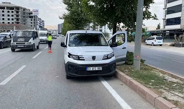 Elazığ'da hafif ticari aracın çarptığı kadın ağır yaralandı