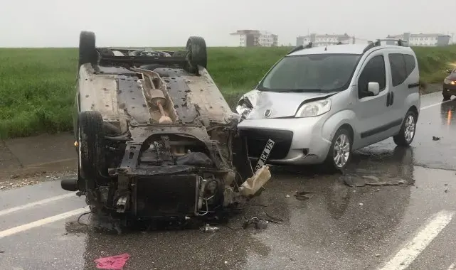 Otomobil karşı şeride geçerek hafif ticari araçla çarpıştı: 3 yaralı
