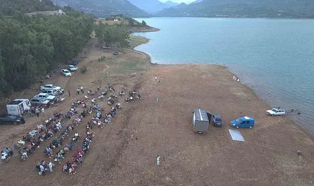 Londra'dan Kozan'a uzanan fikir, yüzlerce kişiyi açık hava sinemasında buluşturdu
