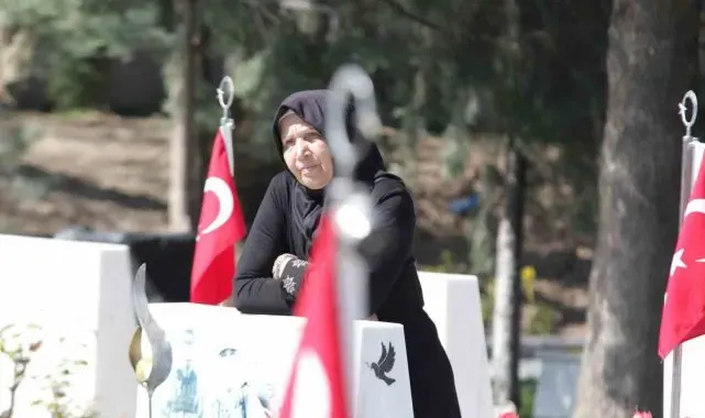 Bayram öncesinde şehit ailelerinin ilk durağı yine şehitlikler oldu