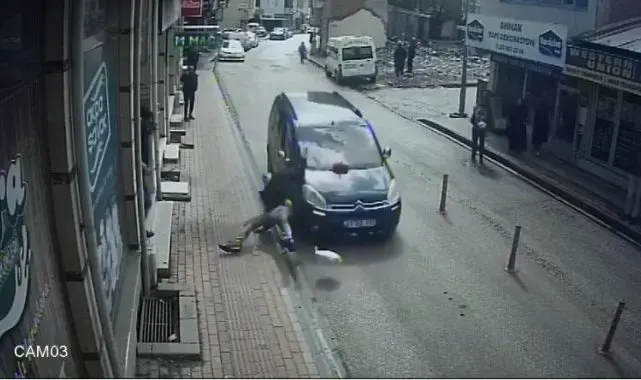 Elazığ'da aracın yayaya çarptığı kaza kamerada