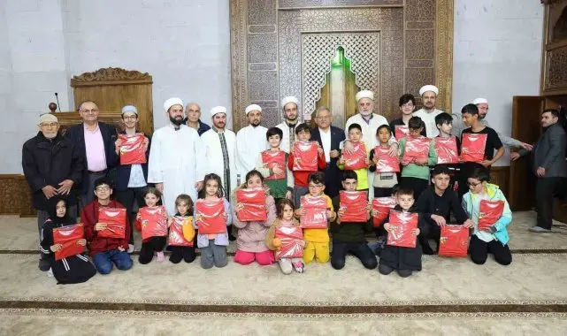 Başkan Büyükkılıç, teravih sonrası vatandaşla buluştu