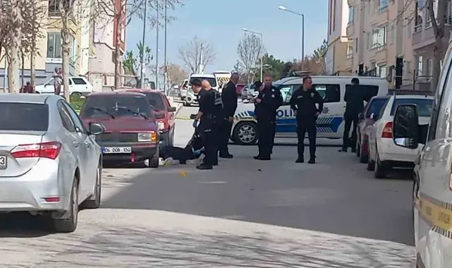 Cezaevi firarisi, eşini öldürmek için gittiği evde polisi görünce kendini vurdu