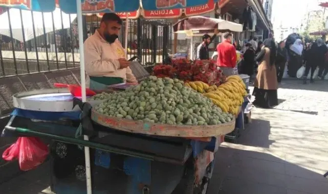 Diyarbakır'da tezgaha çıkartılan çağla 100 liradan satılıyor
