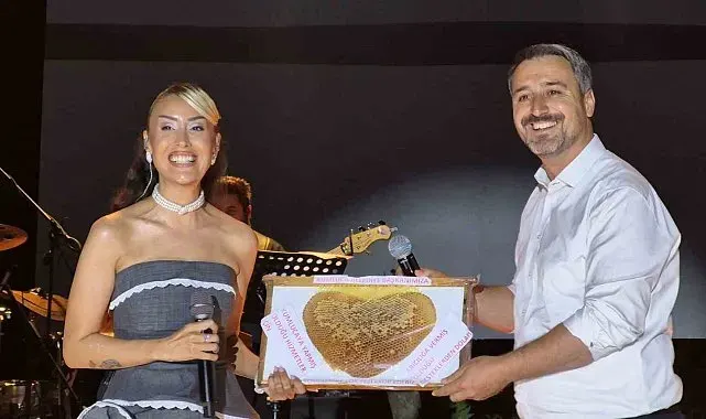 Sanatçı Hande Ünsal'dan evlilik teklifine ''ilginç'' yorumu
