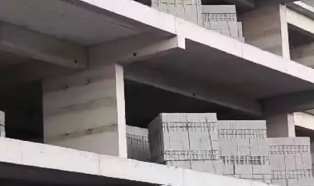 İnşaatın 5'inci katına çıkan kadını ekipler ikna etti
