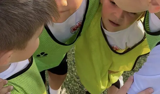 Bolu'da miniklerin futbol taktiği güldürdü: Sağ kanadı paylaşamadılar