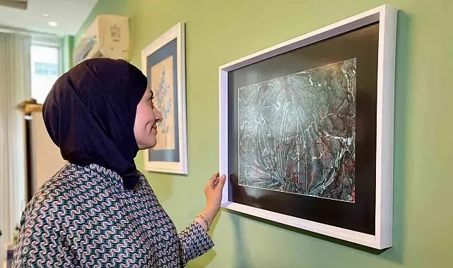 Modern anlayışla sürdürdüğü ebru sanatını gelecek nesillere aktarıyor