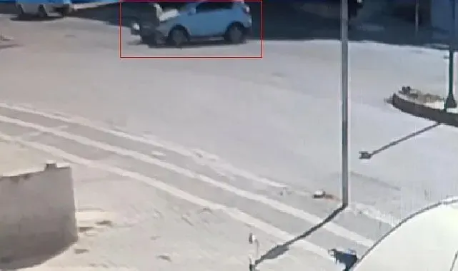 Otomobilin motosikletle çarpışma anı kamerada