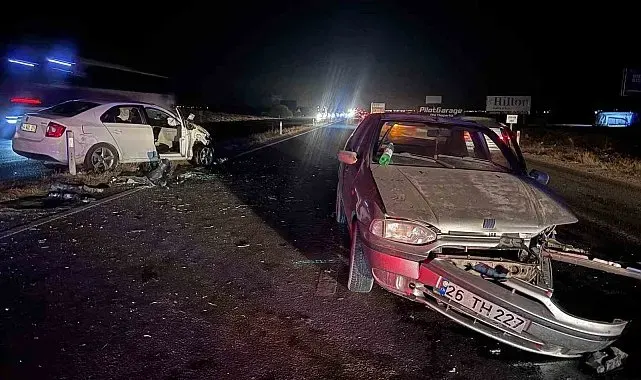 Eskişehir-Ankara yolunda iki otomobil çarpıştı: 5 yaralı