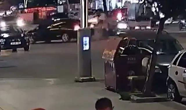 Motosiklet sürücüsü yola savruldu: Kaza anı kamerada