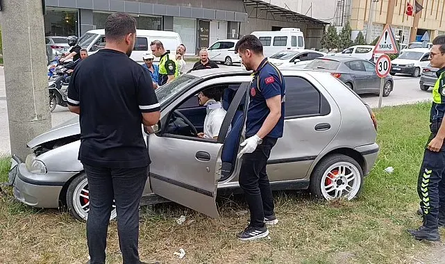 Kontrolden çıkan otomobil beton direğe çarptı: 1 yaralı