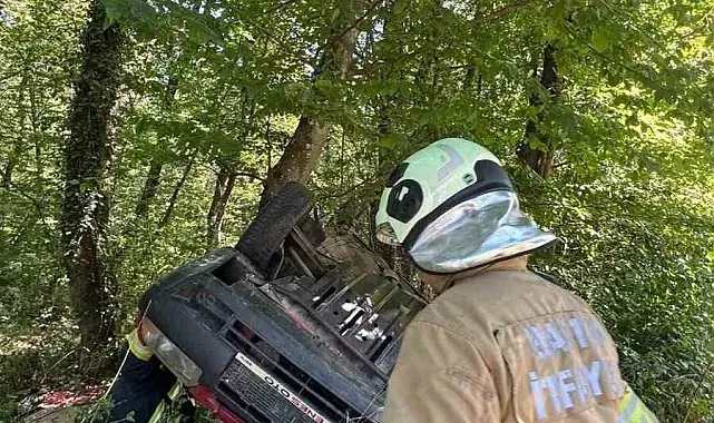 Bartın'da kontrolden çıkan otomobil ağaca çarptı: 3 yaralı