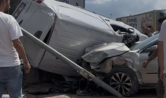 Araçlar birbirine girdi: Yan yatan panelvan, duvar ile SUV arasında kaldı