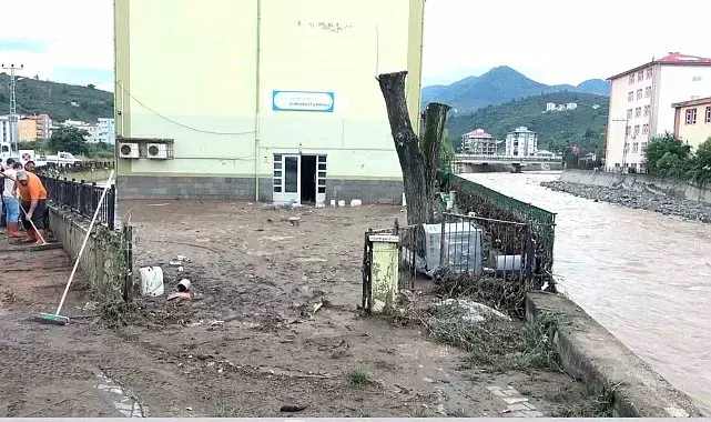 Giresun'da sel suları çekildi, geriye çamuru kaldı