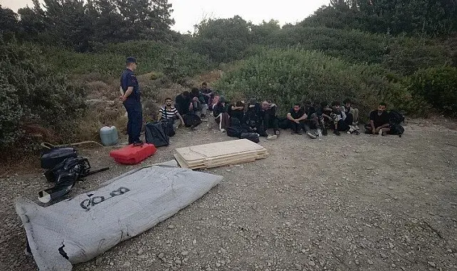 Çeşme'de 16 düzensiz göçmen yakalandı