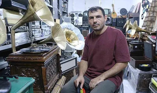 Asırlık gramofonları hayata döndürerek tarihin sesini yaşatıyor