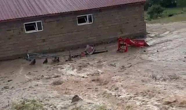 Erzurum'da sağanak sonrası Dumankaya Mahallesi'ni su bastı
