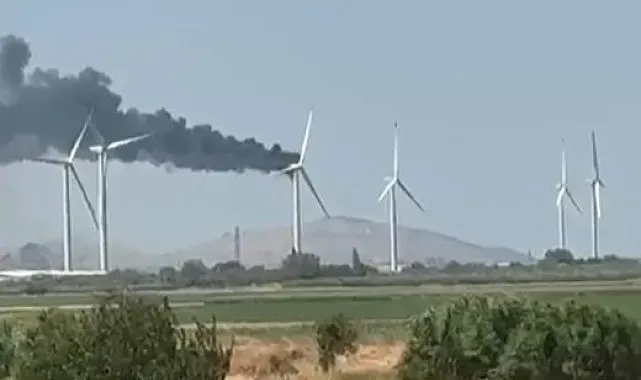 İzmir'de rüzgar gülü yandı