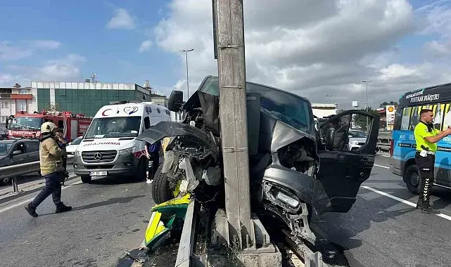 Küçükçekmece E5'te yaz kursuna giden çocukları taşıyan araç önce bariyere ardından direğe çarptı: 12 çocuk ve şoför yaralandı