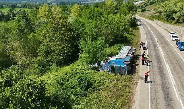 Sinop'ta kontrolden çıkan tır yan yattı: 3 yaralı